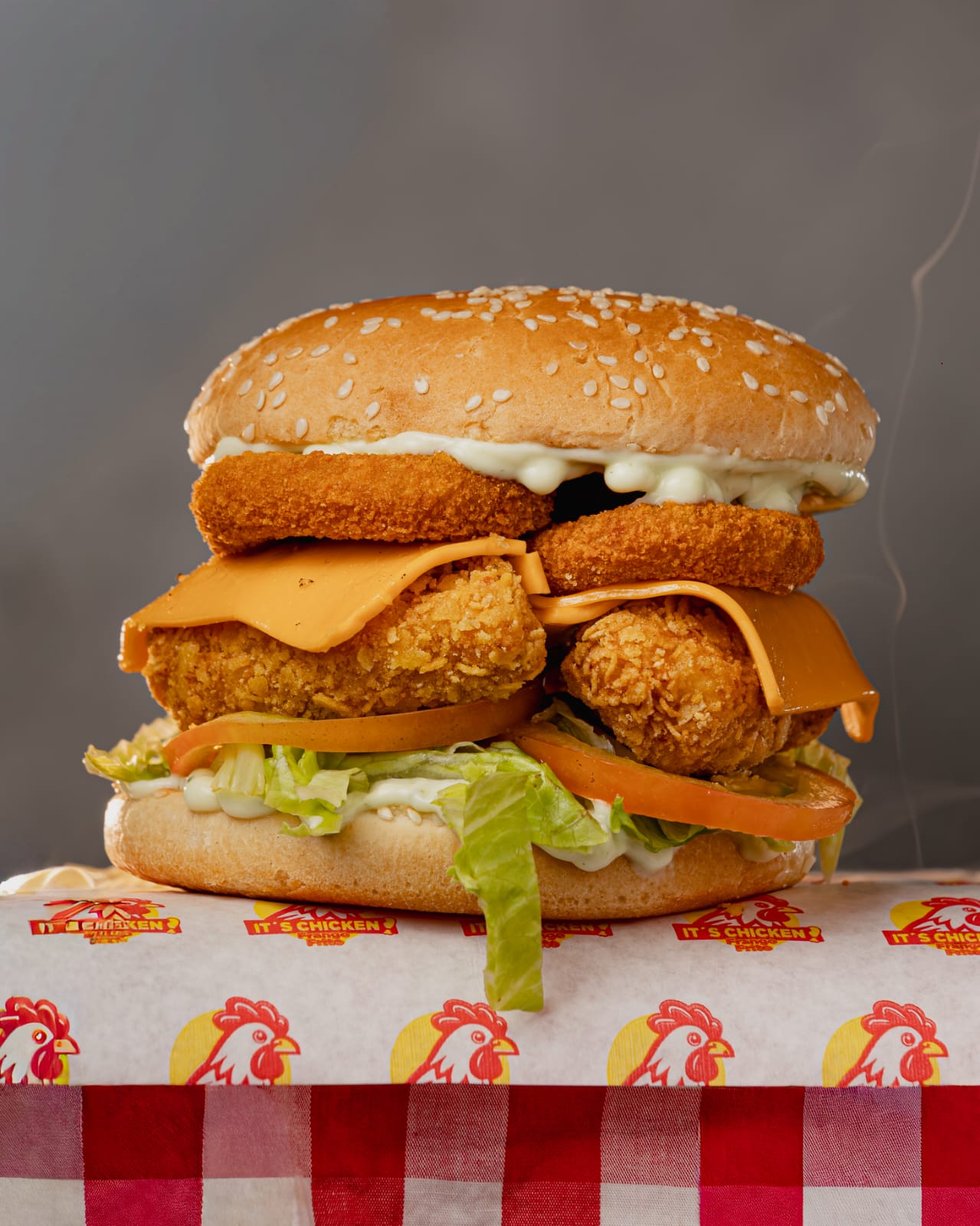 Sanduíche de frango frito crocante com cheddar, alface e molho da It's Chicken